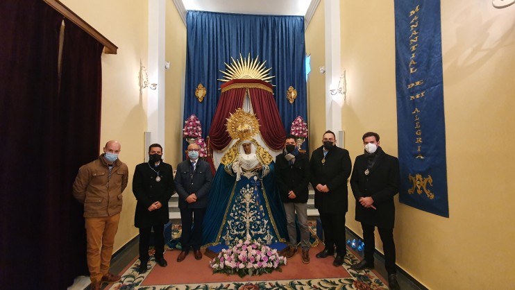 Una representación de la Junta de Gobierno visita las imágenes marianas que han estado expuestas en veneración durante el día de la Inmaculada Concepción de María