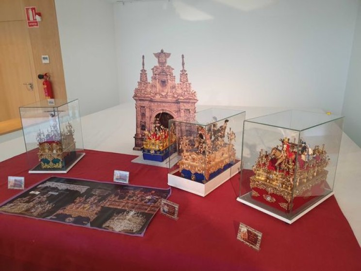 La Sala de Exposiciones de la Oficina de Turismo acoge una exposición de miniaturas de Semana Santa de José Antonio Pérez y Juan Morillas