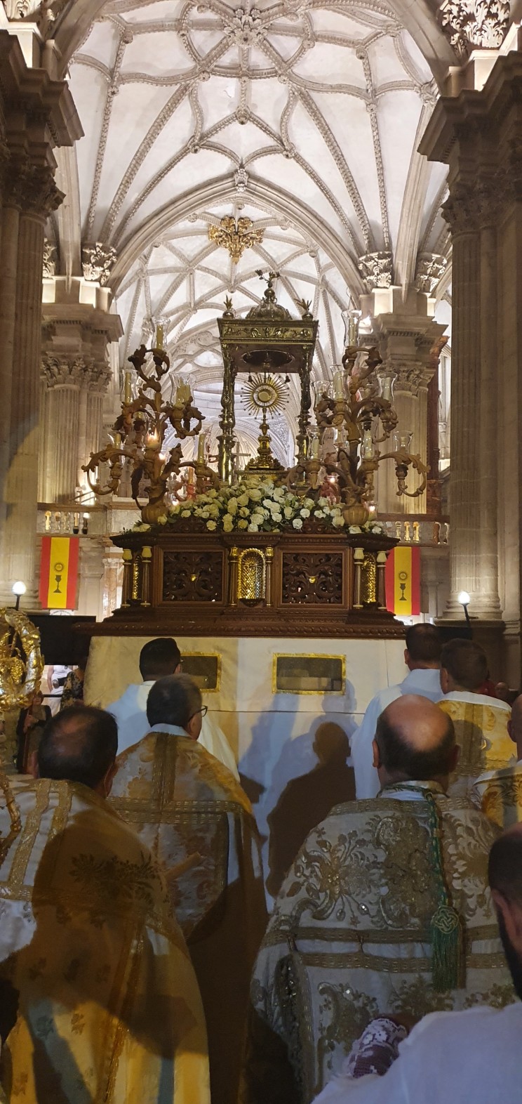 El domingo día 19 de junio de 2022 se celebró la Solemne Eucaristía Pontifical de la fiesta del Cuerpo y Sangre del Señor en la S.A.R.I Catedral de Guadix y la procesión de Glorias y Alabanzas.