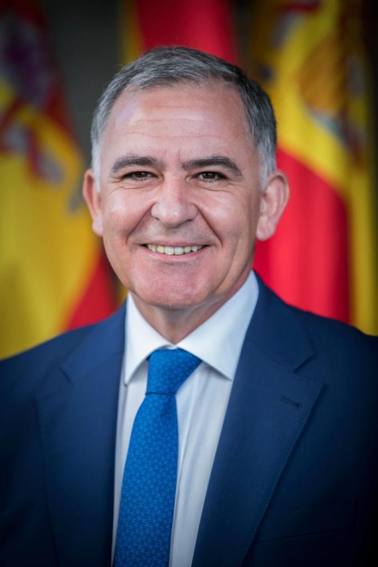 D. Santiago Pérez López, presentador del cartel oficial de Semana Santa de Guadix 2023