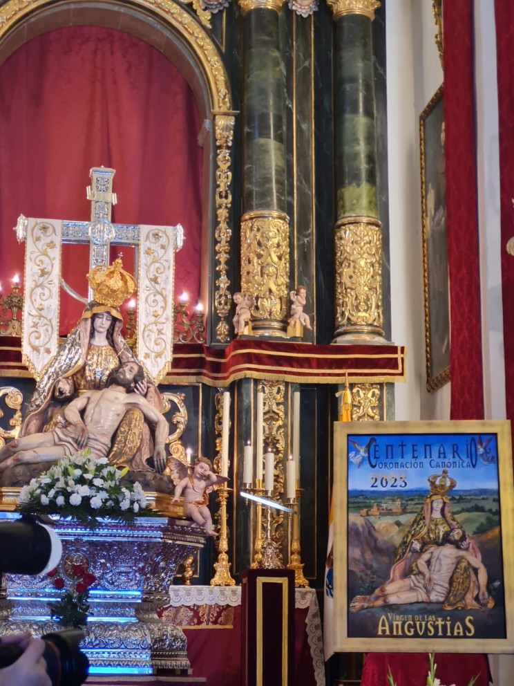 Fotografía para niños y niñas de Primera Comunión junto a Ntra . Sra. La Virgen de las Angustias