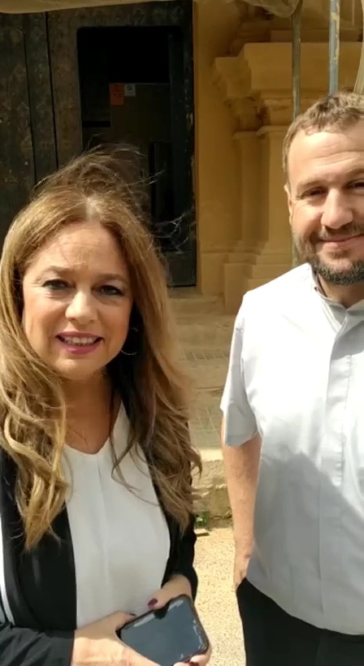 Susana Herrera, periodista de Canal Sur y autora del libro “Lágrimas de Vida” visitó la iglesia de Santa María de las Lágrimas y San Agustín.