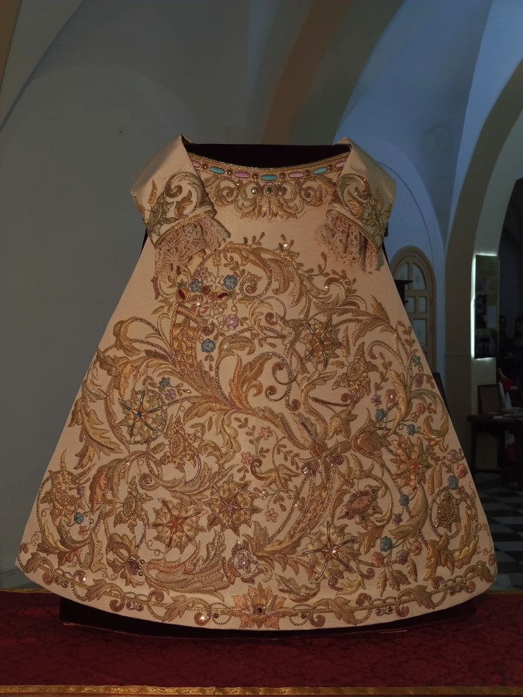 Bendecida la nueva saya blanca para la Santísima Virgen de las Penas