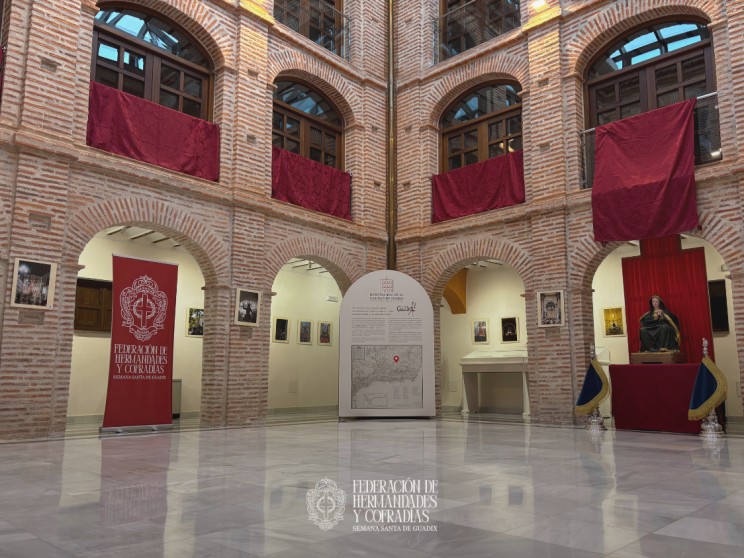 Inaugurada la exposición fotográfica para elegir el cartel de la Semana Santa de Guadix 2026