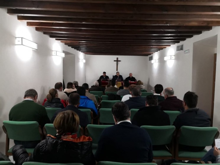 En la noche del jueves 21 de noviembre, la Federación de Hermandades y Cofradías de Guadix celebró Cabildo General de Hermanos Mayores en el salón de actos del Hospital Real de la Caridad.