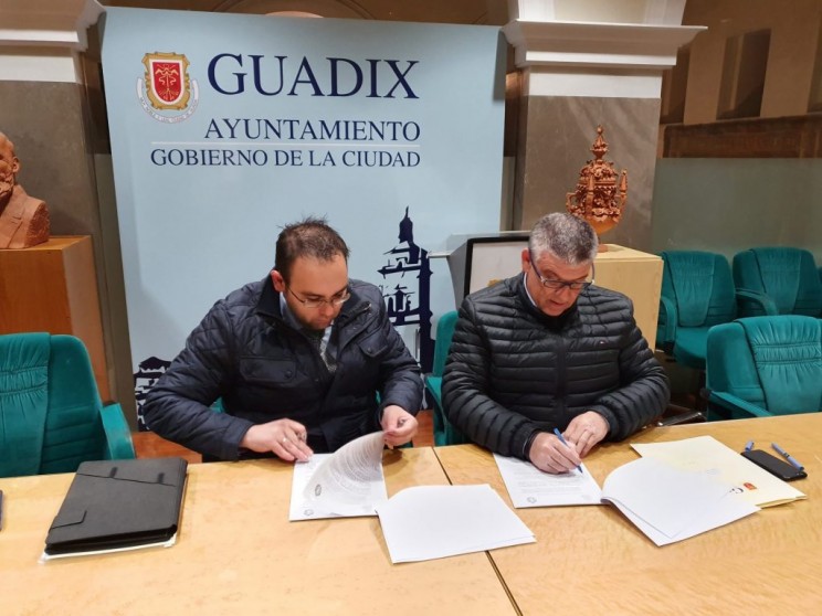 La Federación de Hermandades y Cofradías de Guadix firma el convenio de colaboración con el Ayuntamiento de Guadix.